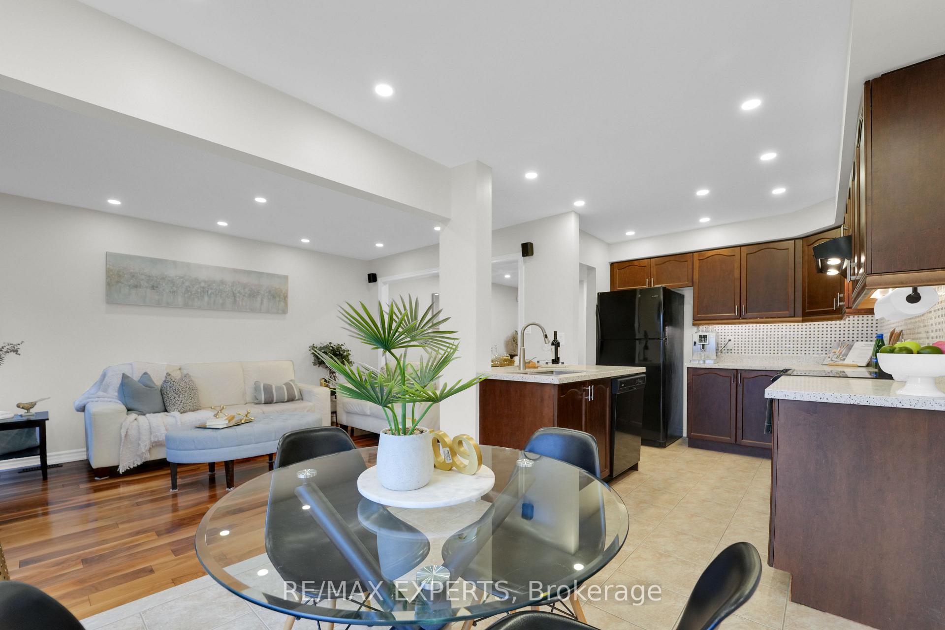 Photo 19 of 41 Crestbank Court, Vaughan, Rural Vaughan — HOMEH