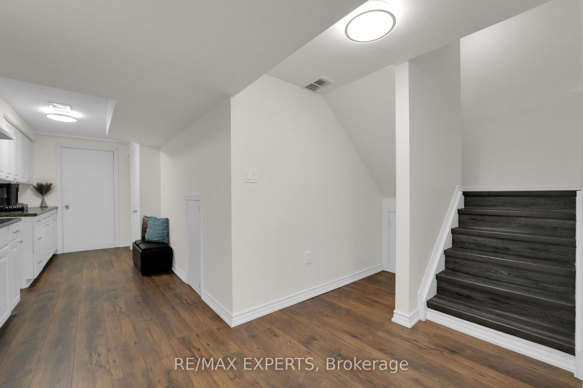 Photo 28 of 41 Crestbank Court, Vaughan, Rural Vaughan — HOMEH