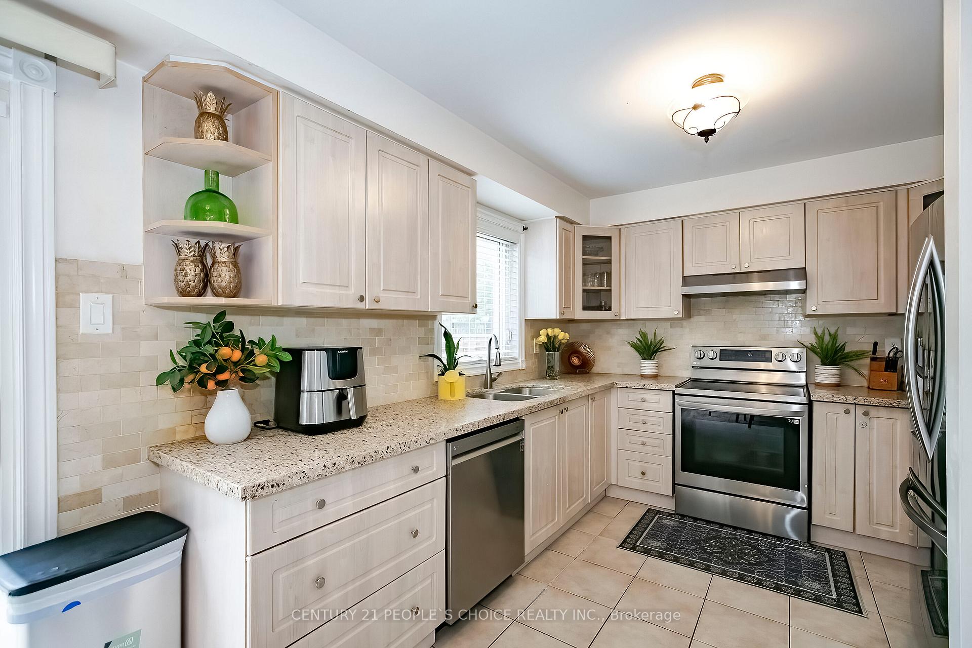 Photo 15 of 24 Vivians Crescent, Brampton, Fletcher's West — HOMEH