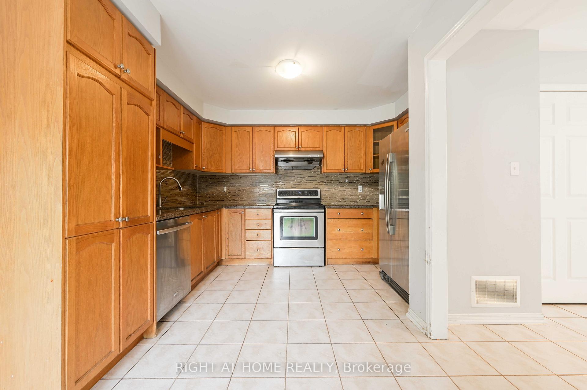 Photo 7 of 138 Zia Dodda Crescent, Brampton, Bram East — HOMEH