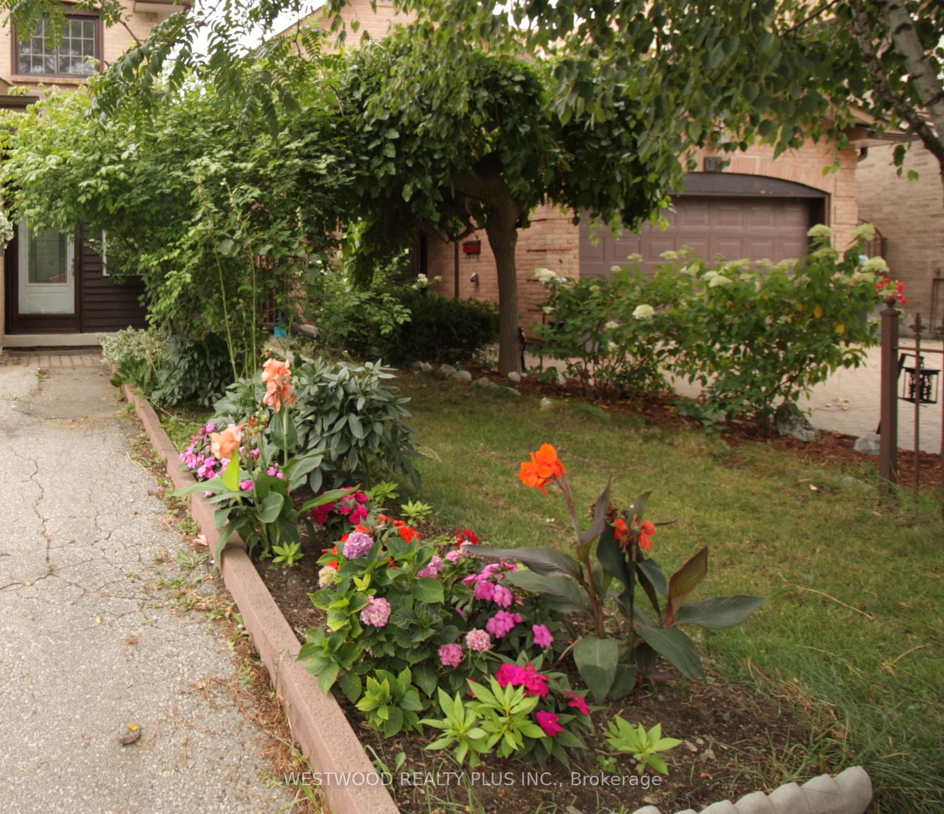 Photo 2 of 15 Esther Crescent, Vaughan, Crestwood-Springfarm-Yorkhill — HOMEH