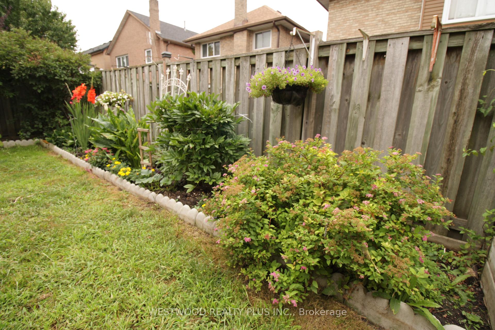 Photo 3 of 15 Esther Crescent, Vaughan, Crestwood-Springfarm-Yorkhill — HOMEH
