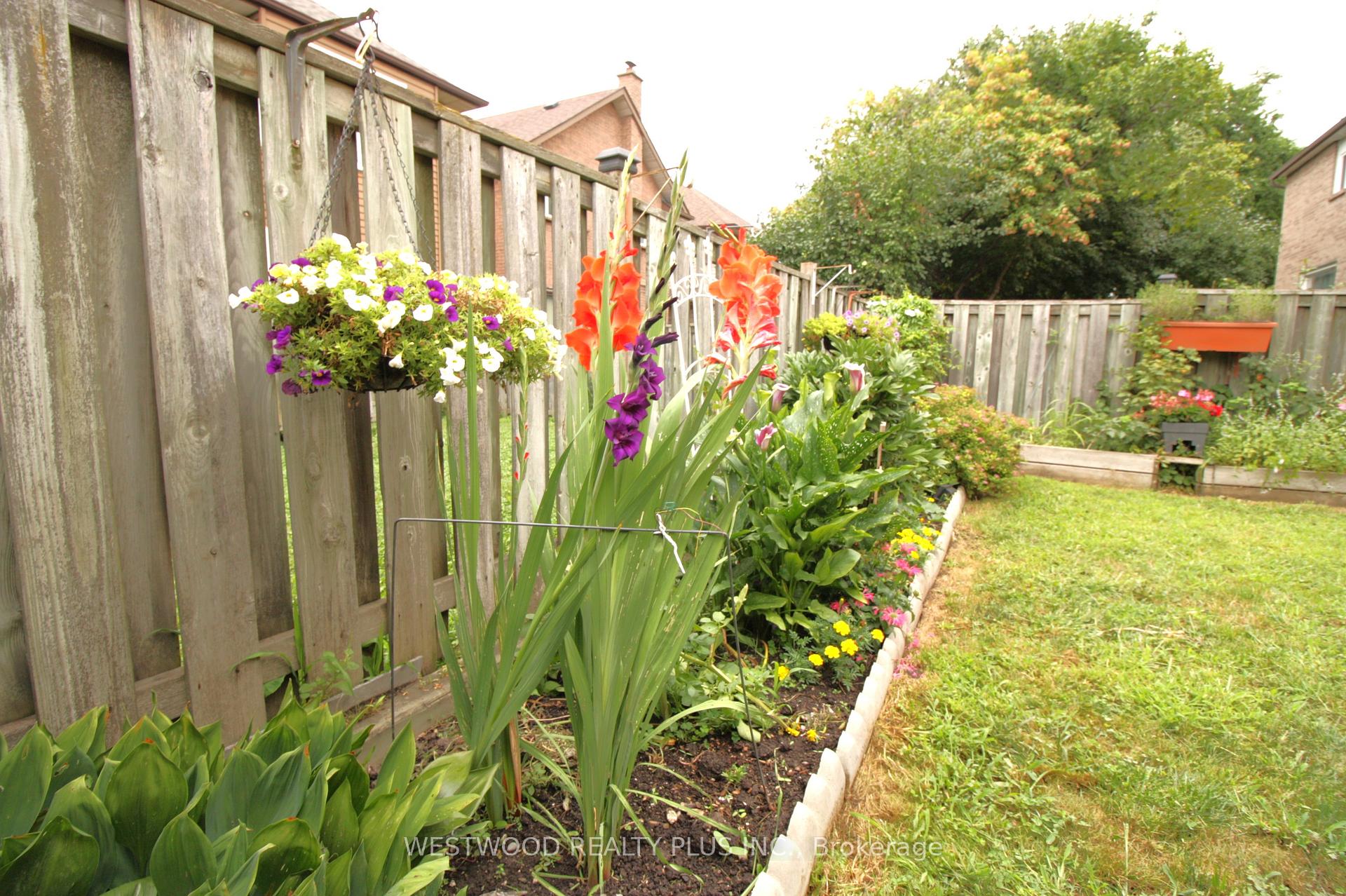 Photo 4 of 15 Esther Crescent, Vaughan, Crestwood-Springfarm-Yorkhill — HOMEH