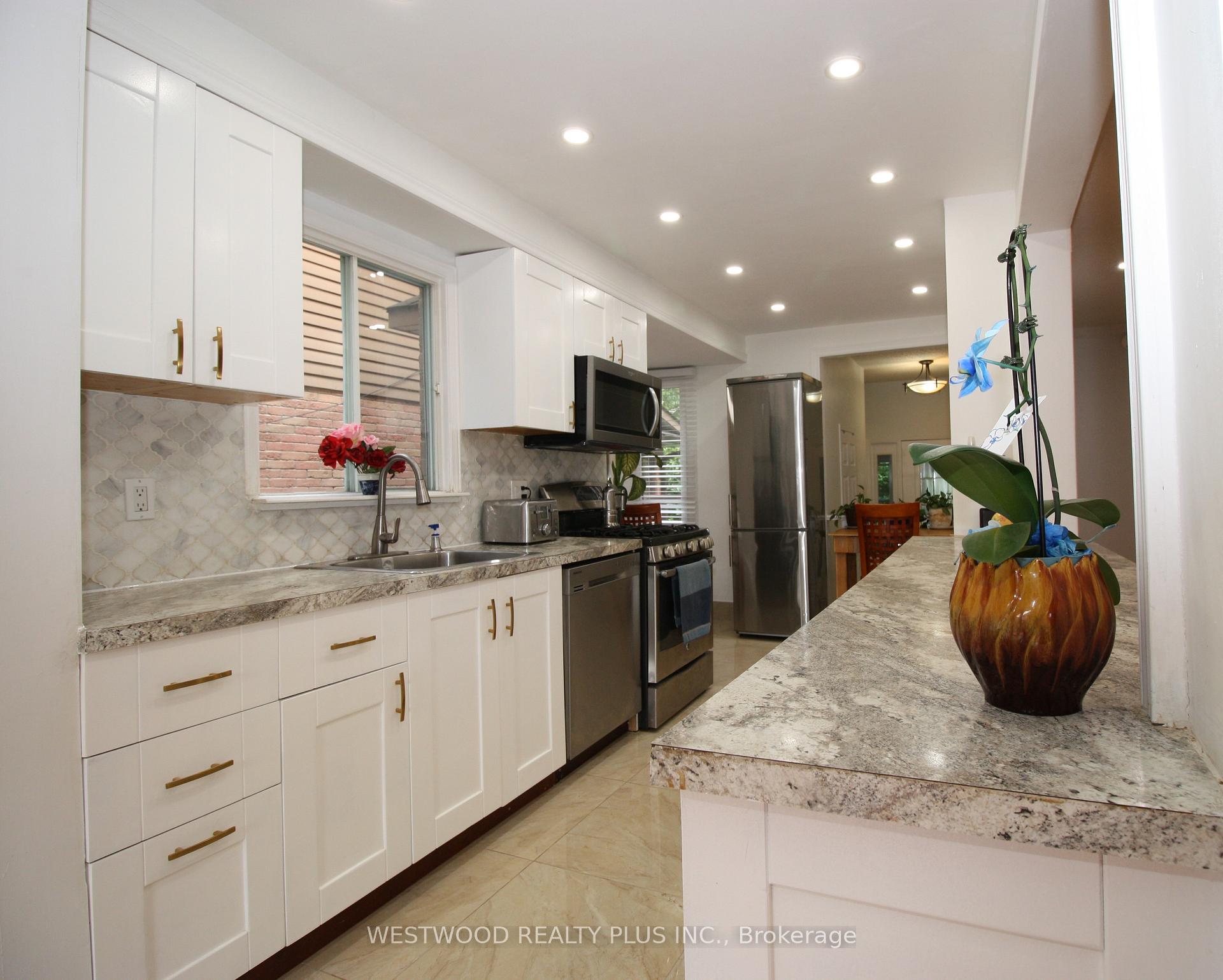 Photo 7 of 15 Esther Crescent, Vaughan, Crestwood-Springfarm-Yorkhill — HOMEH