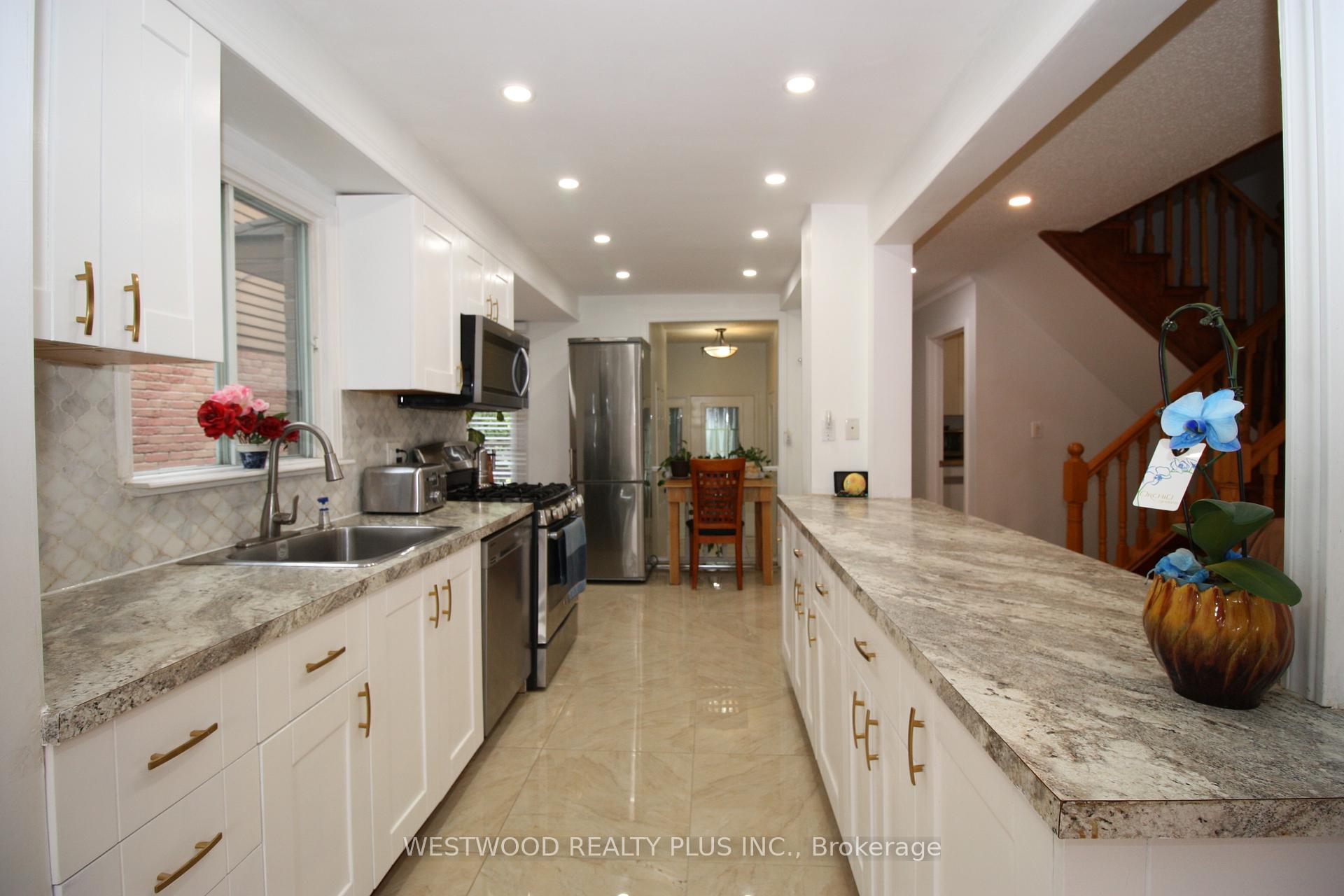 Photo 8 of 15 Esther Crescent, Vaughan, Crestwood-Springfarm-Yorkhill — HOMEH