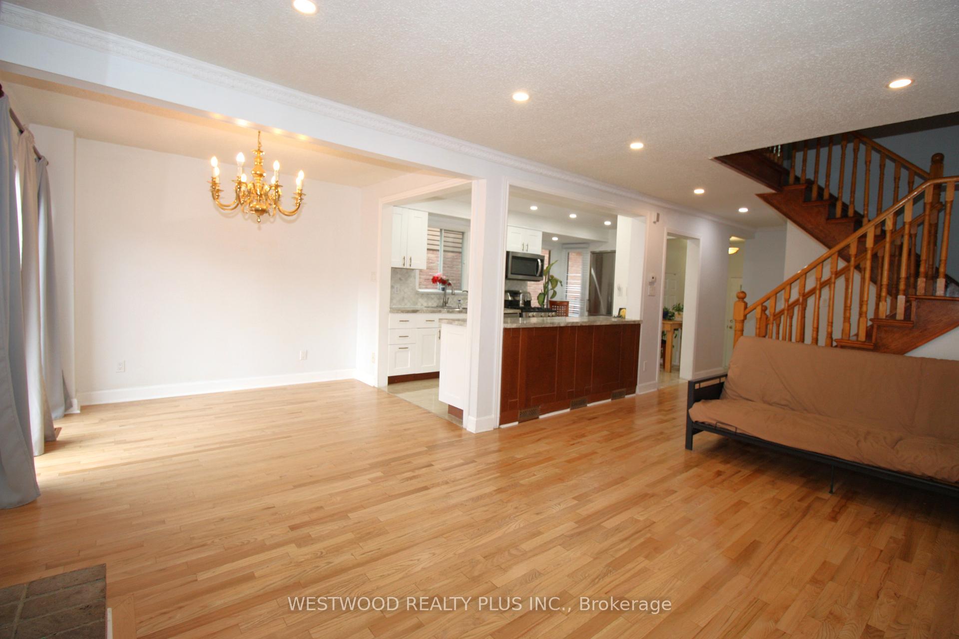 Photo 9 of 15 Esther Crescent, Vaughan, Crestwood-Springfarm-Yorkhill — HOMEH