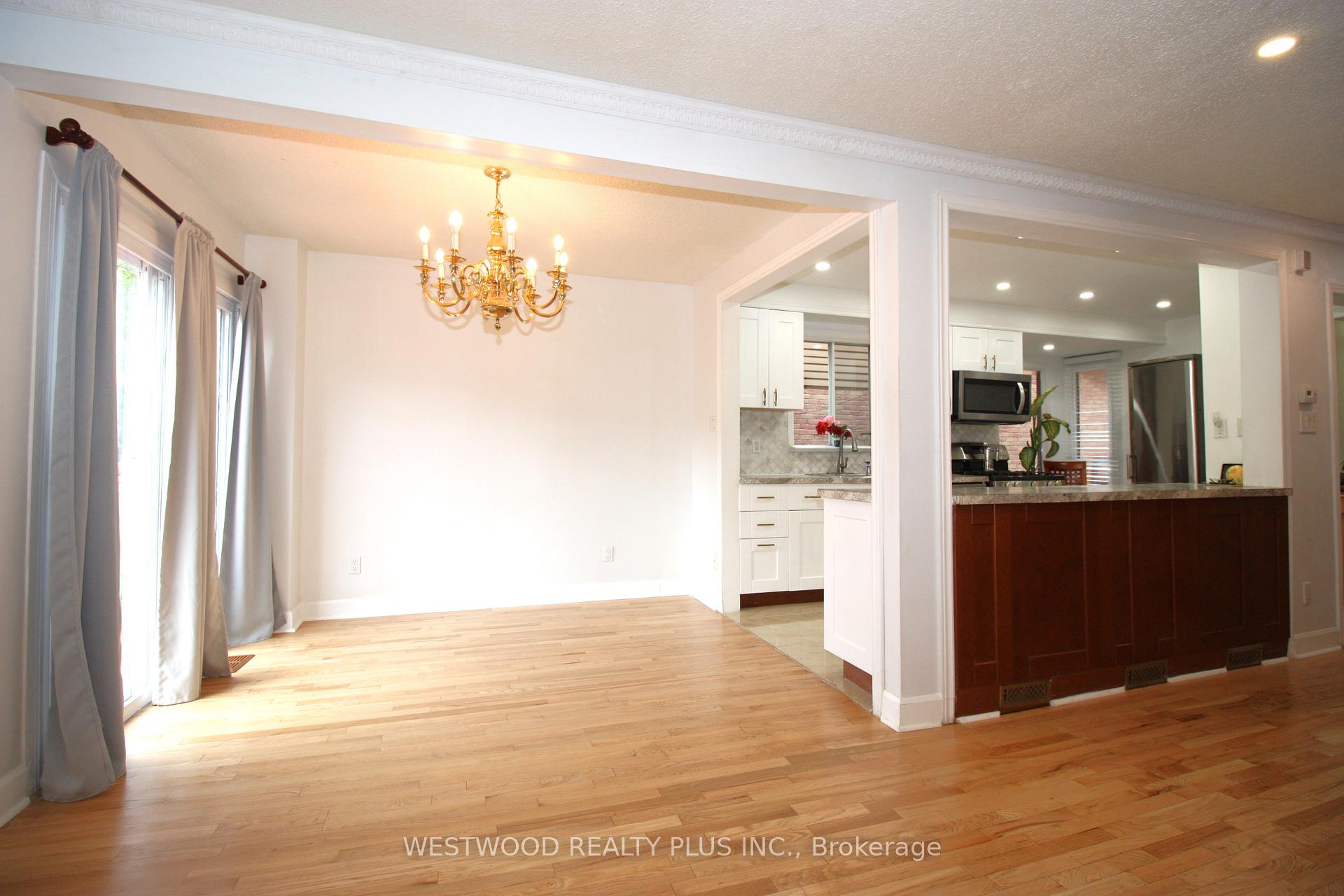 Photo 10 of 15 Esther Crescent, Vaughan, Crestwood-Springfarm-Yorkhill — HOMEH
