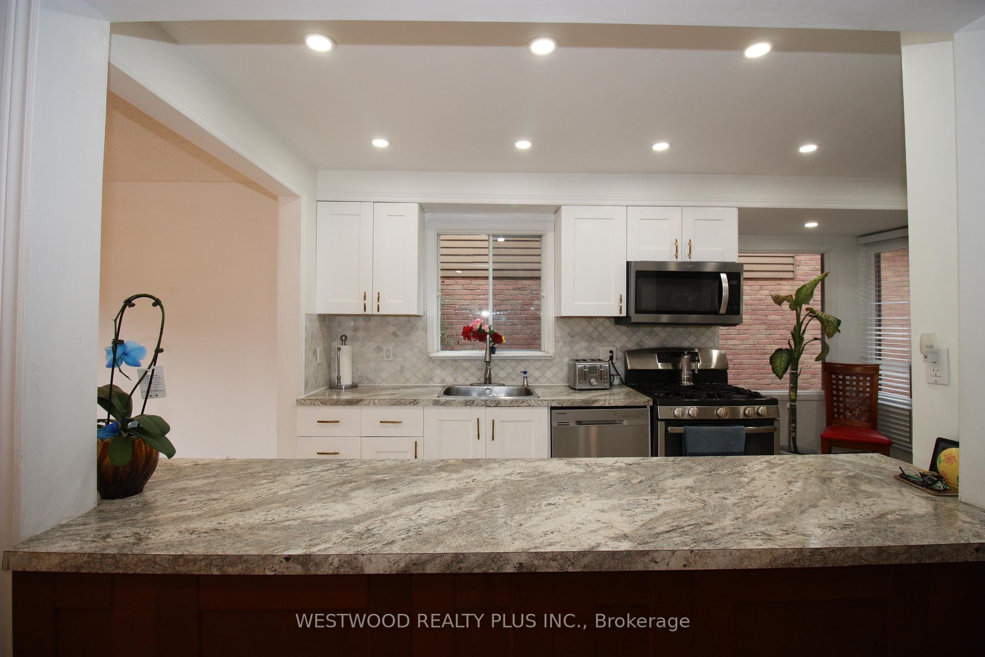 Photo 11 of 15 Esther Crescent, Vaughan, Crestwood-Springfarm-Yorkhill — HOMEH