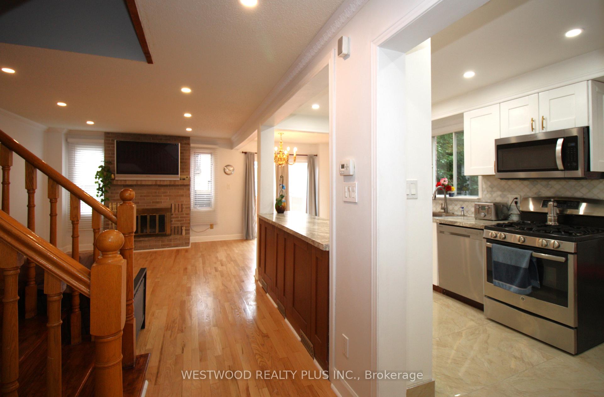 Photo 12 of 15 Esther Crescent, Vaughan, Crestwood-Springfarm-Yorkhill — HOMEH