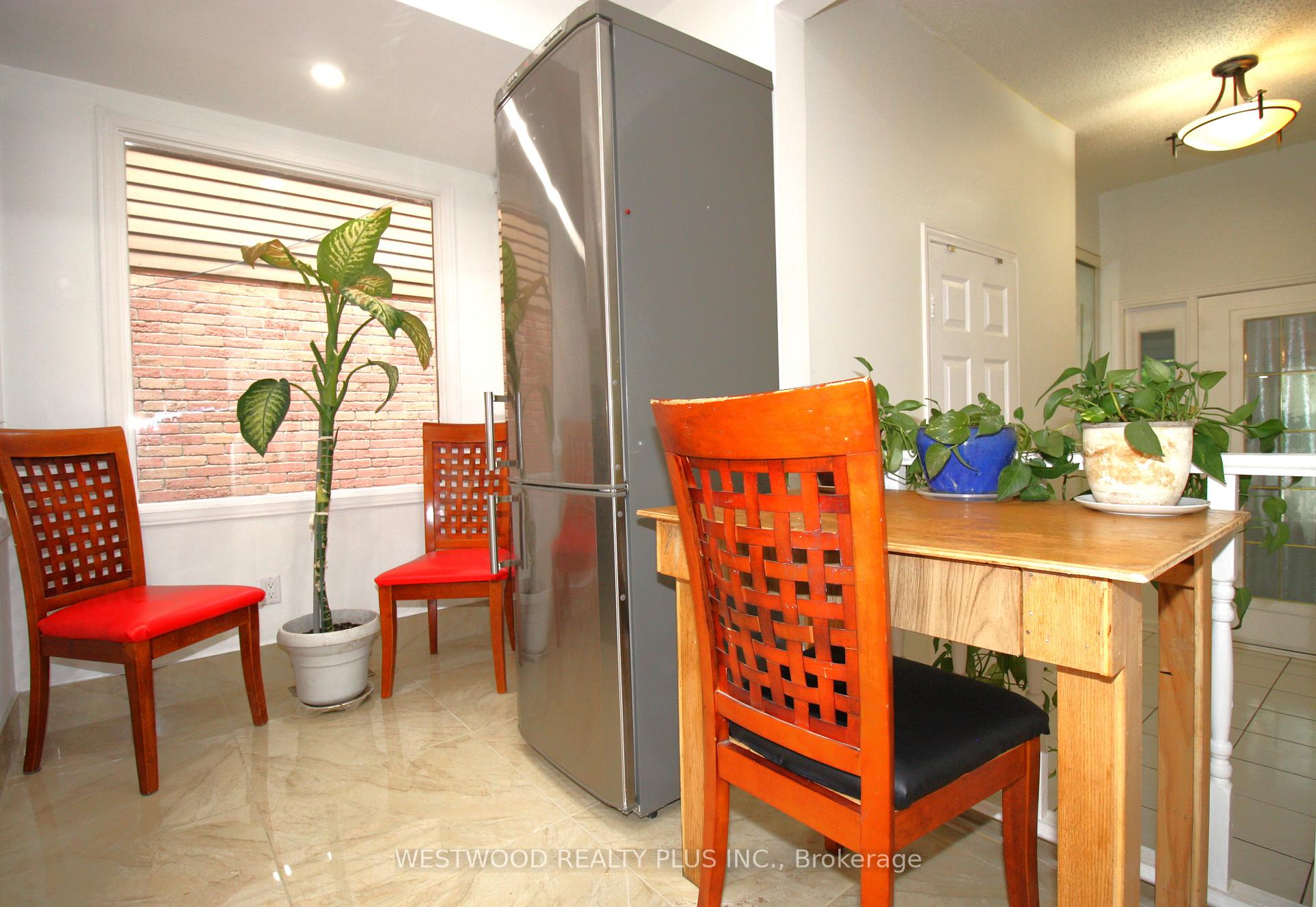 Photo 13 of 15 Esther Crescent, Vaughan, Crestwood-Springfarm-Yorkhill — HOMEH
