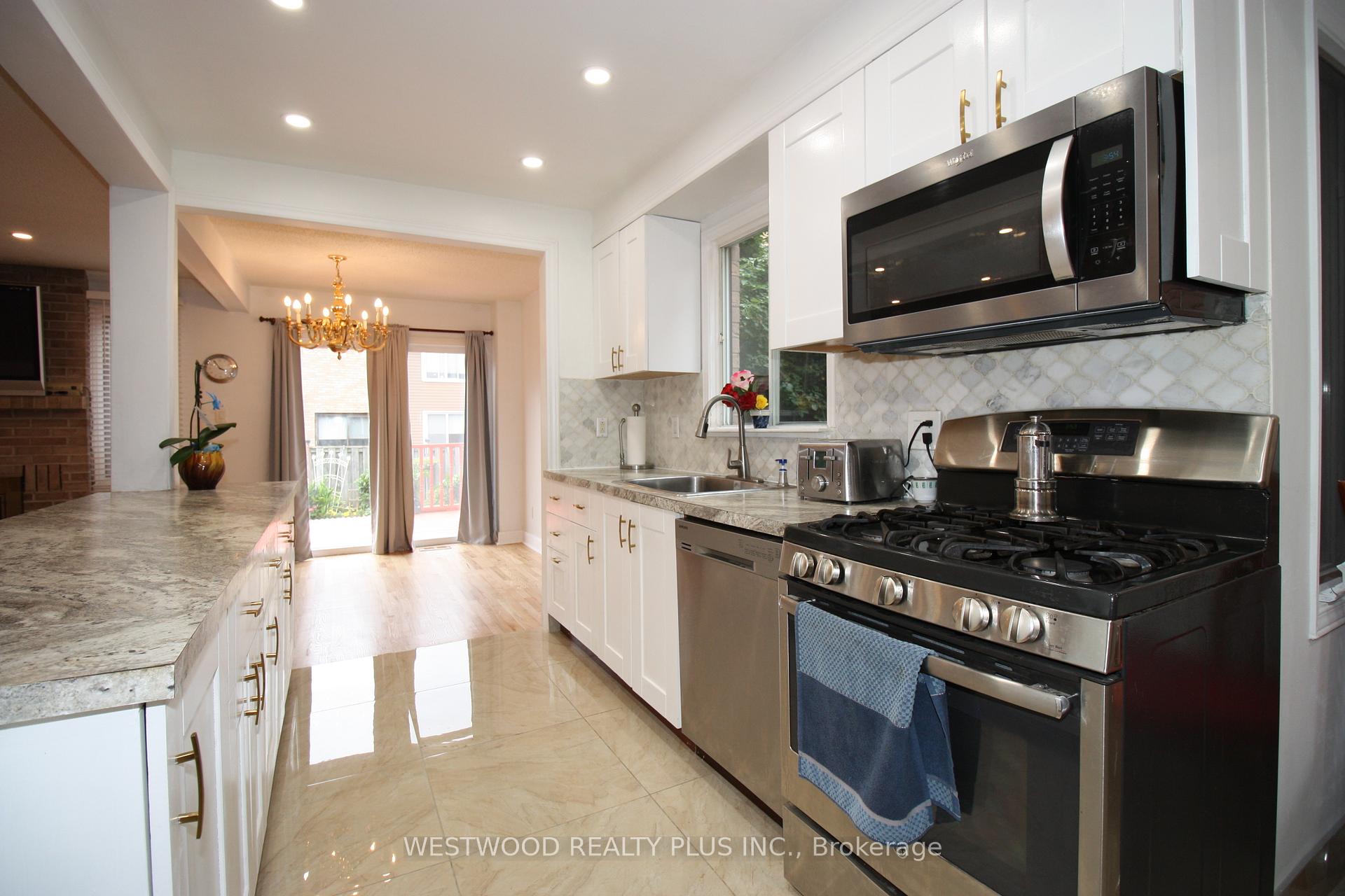 Photo 14 of 15 Esther Crescent, Vaughan, Crestwood-Springfarm-Yorkhill — HOMEH