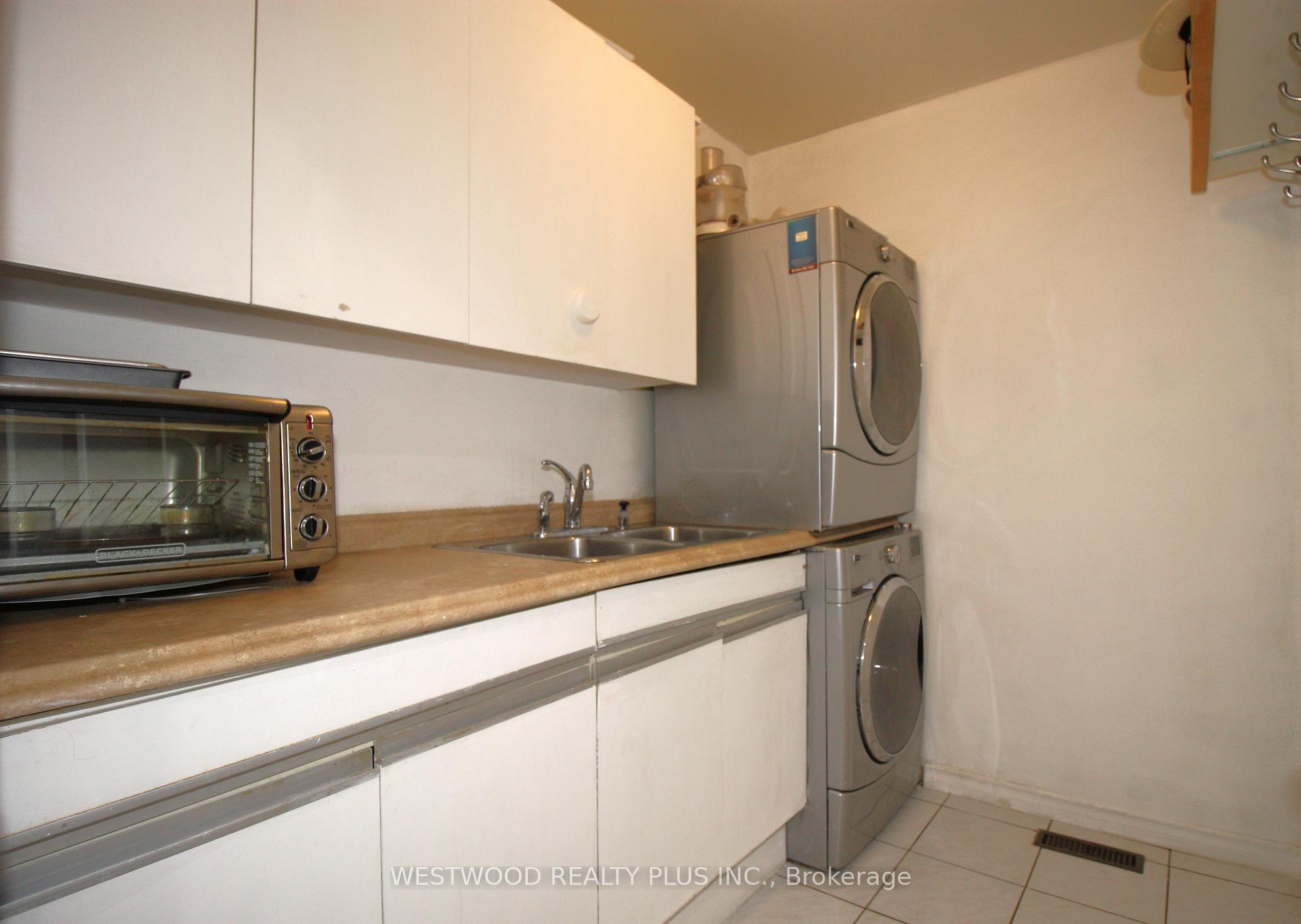 Photo 17 of 15 Esther Crescent, Vaughan, Crestwood-Springfarm-Yorkhill — HOMEH