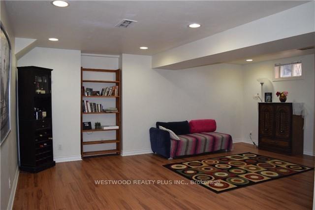 Photo 19 of 15 Esther Crescent, Vaughan, Crestwood-Springfarm-Yorkhill — HOMEH