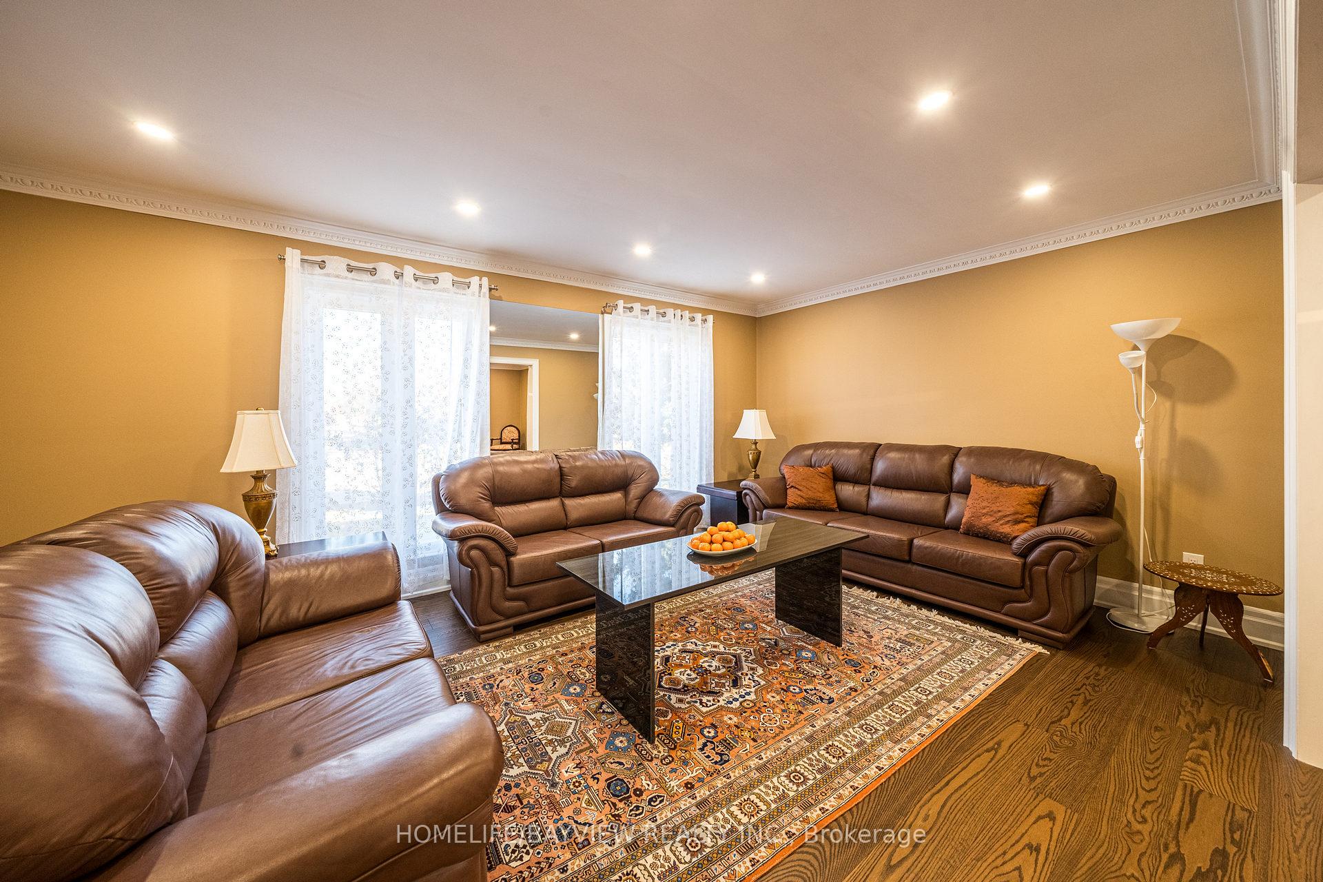 Photo 4 of 583 Velmar Drive, Vaughan, East Woodbridge — HOMEH