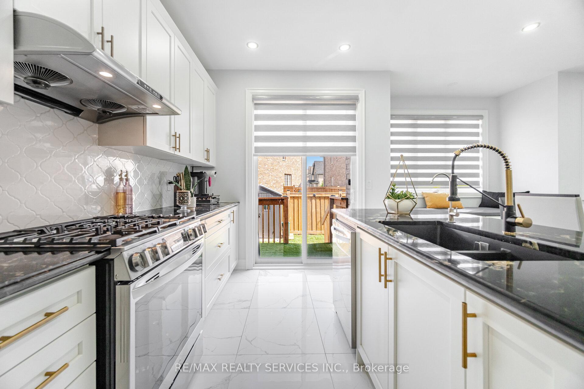 Photo 17 of 49 Puffin Crescent, Brampton, Sandringham-Wellington North — HOMEH