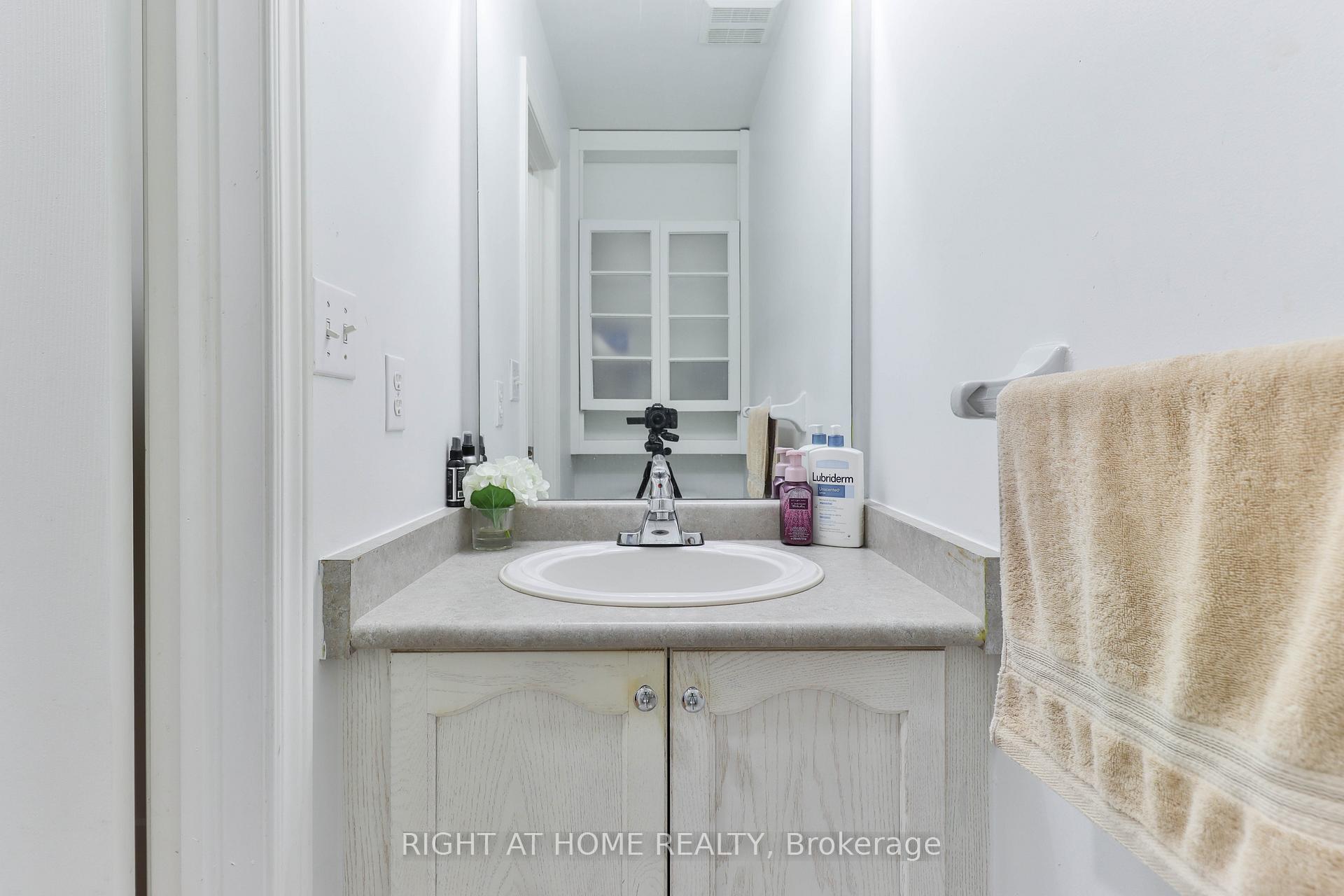 Photo 10 of 1 Eastview Gate, Brampton, Bram East — HOMEH