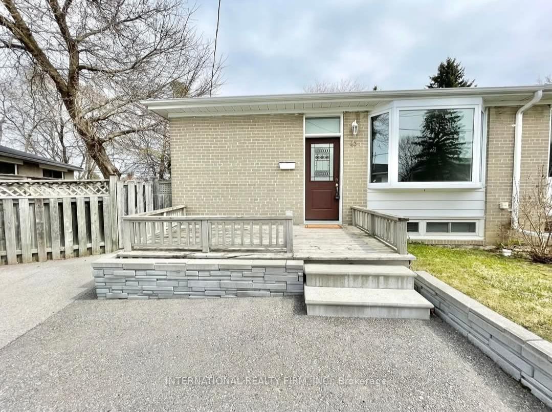 Photo 2 of Unit Main Flr, 43 Bailey Crescent, Aurora, Aurora Highlands — HOMEH