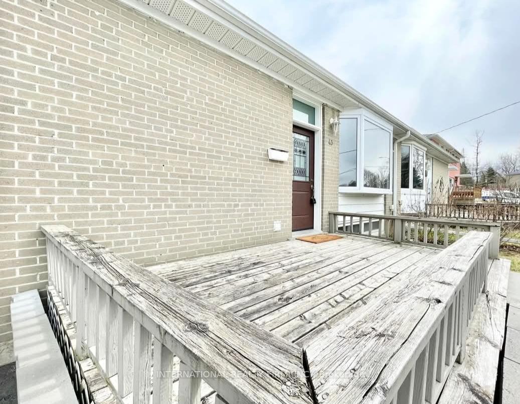 Photo 3 of Unit Main Flr, 43 Bailey Crescent, Aurora, Aurora Highlands — HOMEH