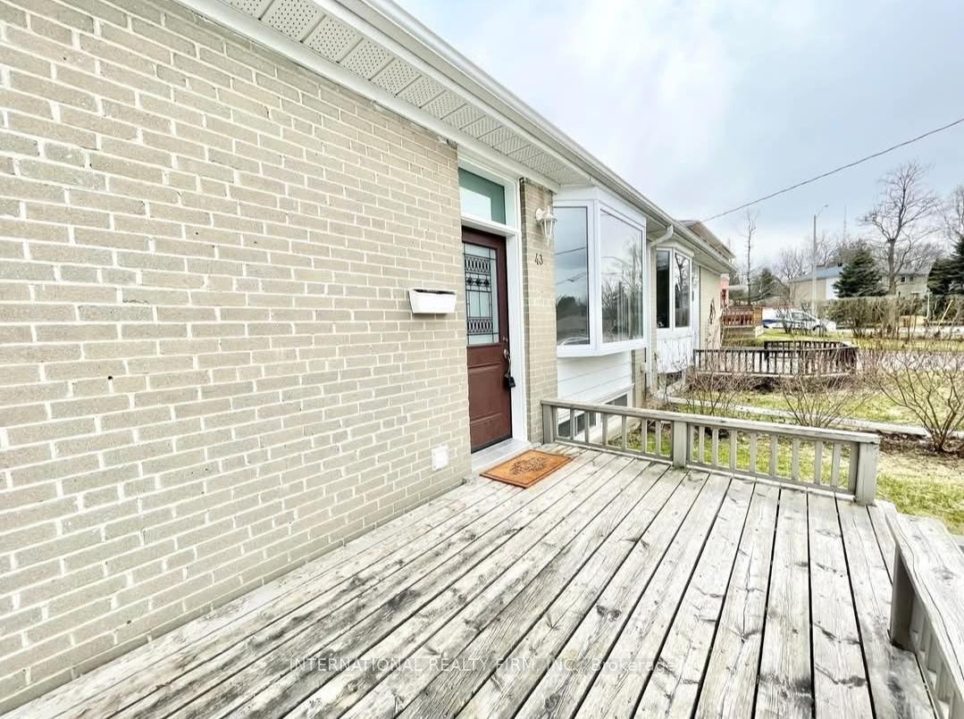 Photo 5 of Unit Main Flr, 43 Bailey Crescent, Aurora, Aurora Highlands — HOMEH
