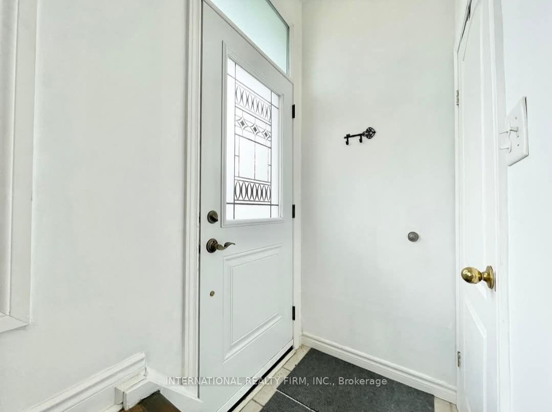 Photo 4 of Unit Main Flr, 43 Bailey Crescent, Aurora, Aurora Highlands — HOMEH