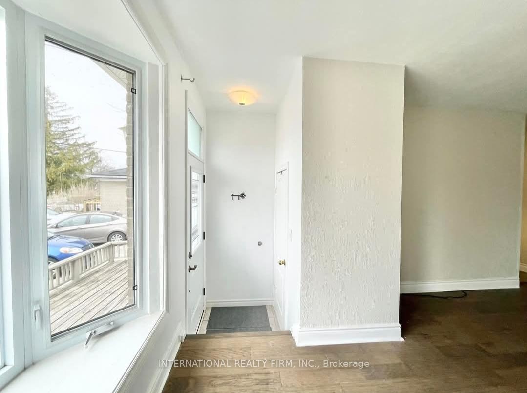 Photo 6 of Unit Main Flr, 43 Bailey Crescent, Aurora, Aurora Highlands — HOMEH