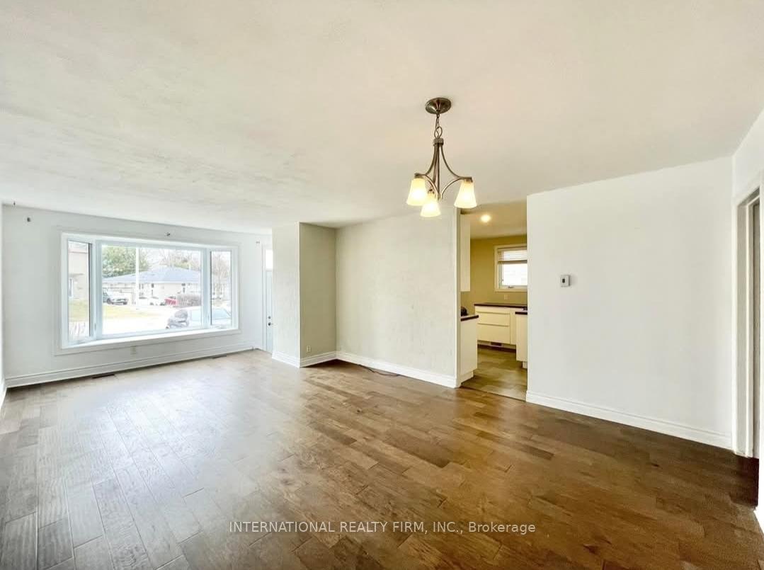 Photo 7 of Unit Main Flr, 43 Bailey Crescent, Aurora, Aurora Highlands — HOMEH