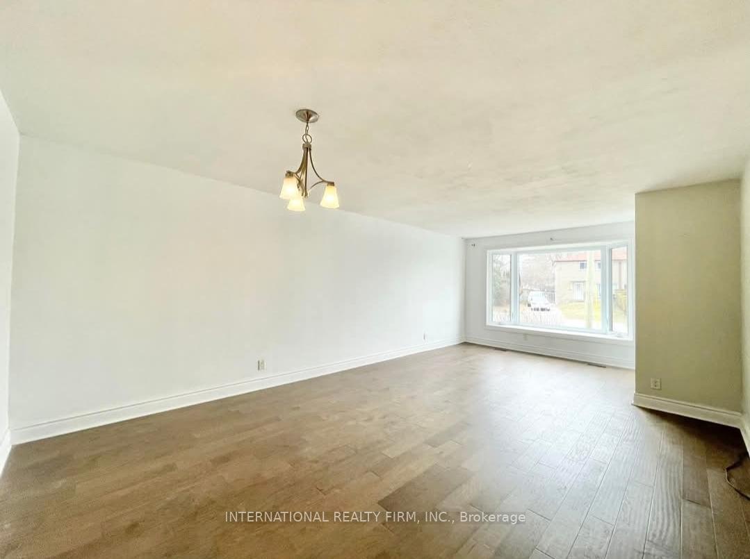 Photo 8 of Unit Main Flr, 43 Bailey Crescent, Aurora, Aurora Highlands — HOMEH