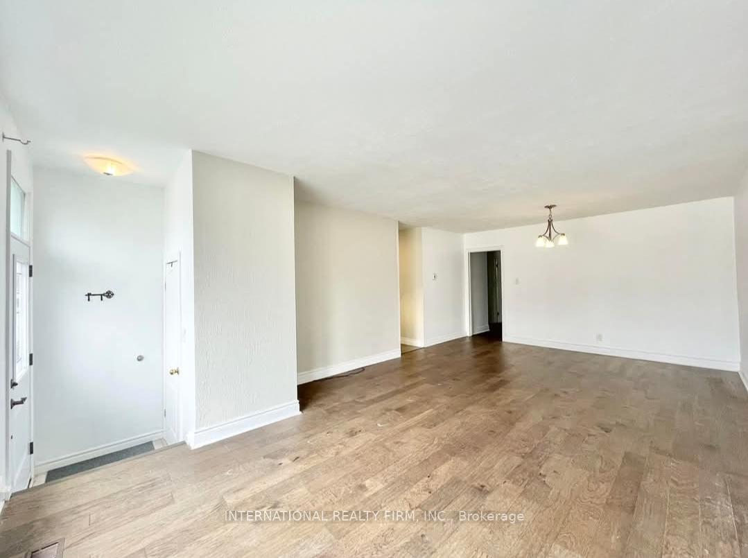 Photo 20 of Unit Main Flr, 43 Bailey Crescent, Aurora, Aurora Highlands — HOMEH