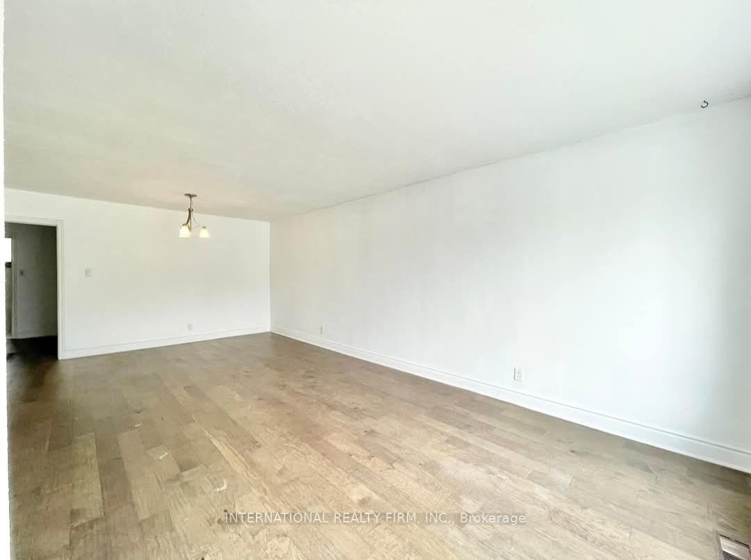 Photo 9 of Unit Main Flr, 43 Bailey Crescent, Aurora, Aurora Highlands — HOMEH