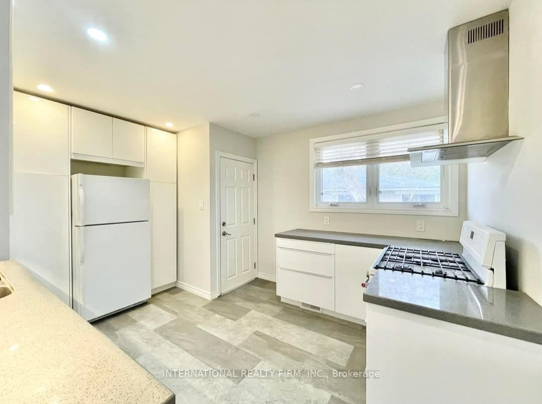 Photo 10 of Unit Main Flr, 43 Bailey Crescent, Aurora, Aurora Highlands — HOMEH