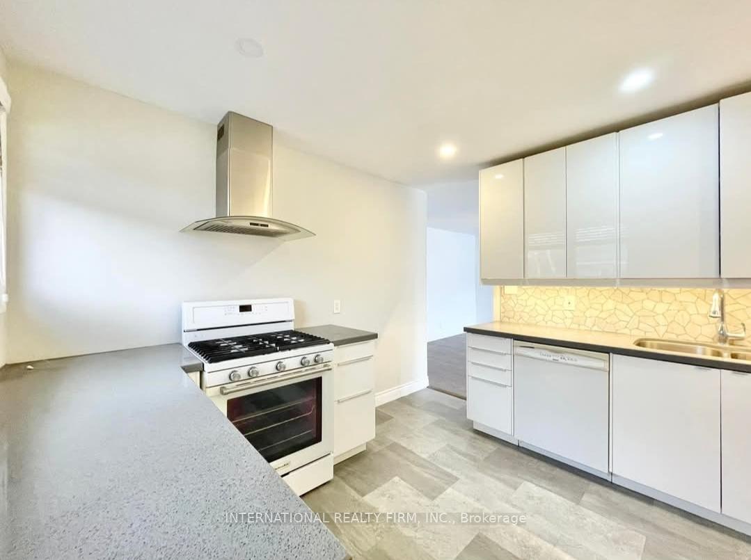 Photo 14 of Unit Main Flr, 43 Bailey Crescent, Aurora, Aurora Highlands — HOMEH