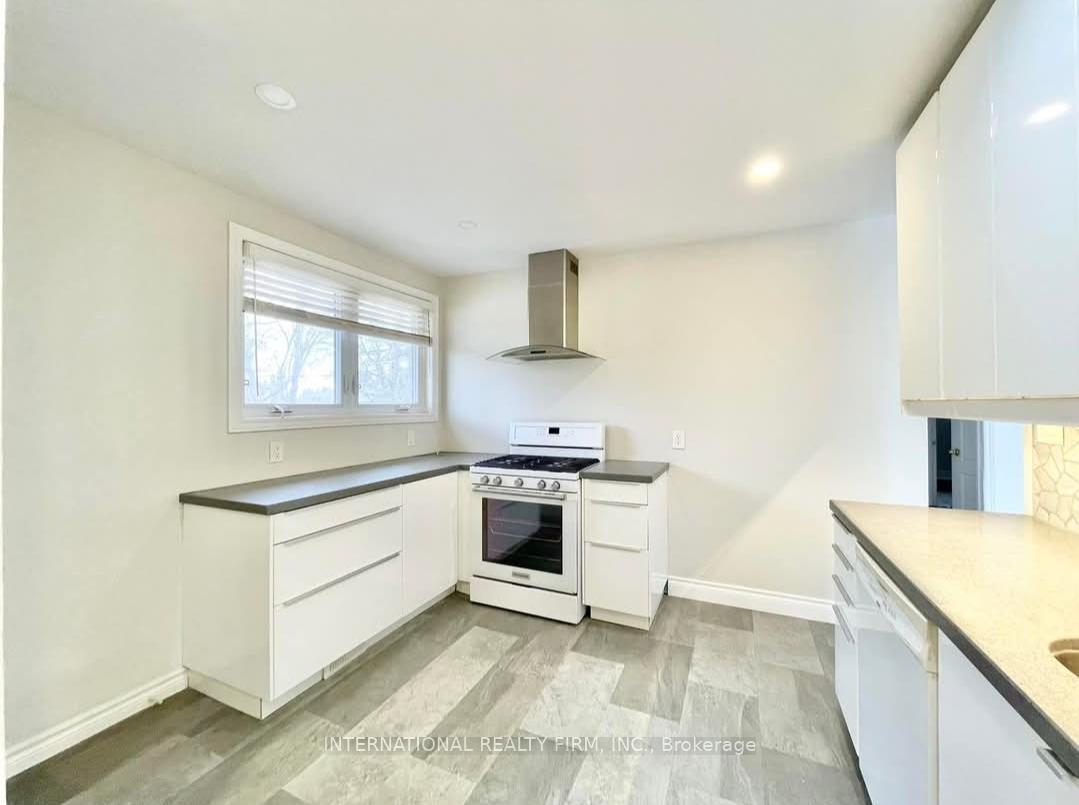 Photo 11 of Unit Main Flr, 43 Bailey Crescent, Aurora, Aurora Highlands — HOMEH