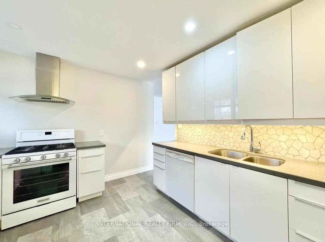 Photo 12 of Unit Main Flr, 43 Bailey Crescent, Aurora, Aurora Highlands — HOMEH