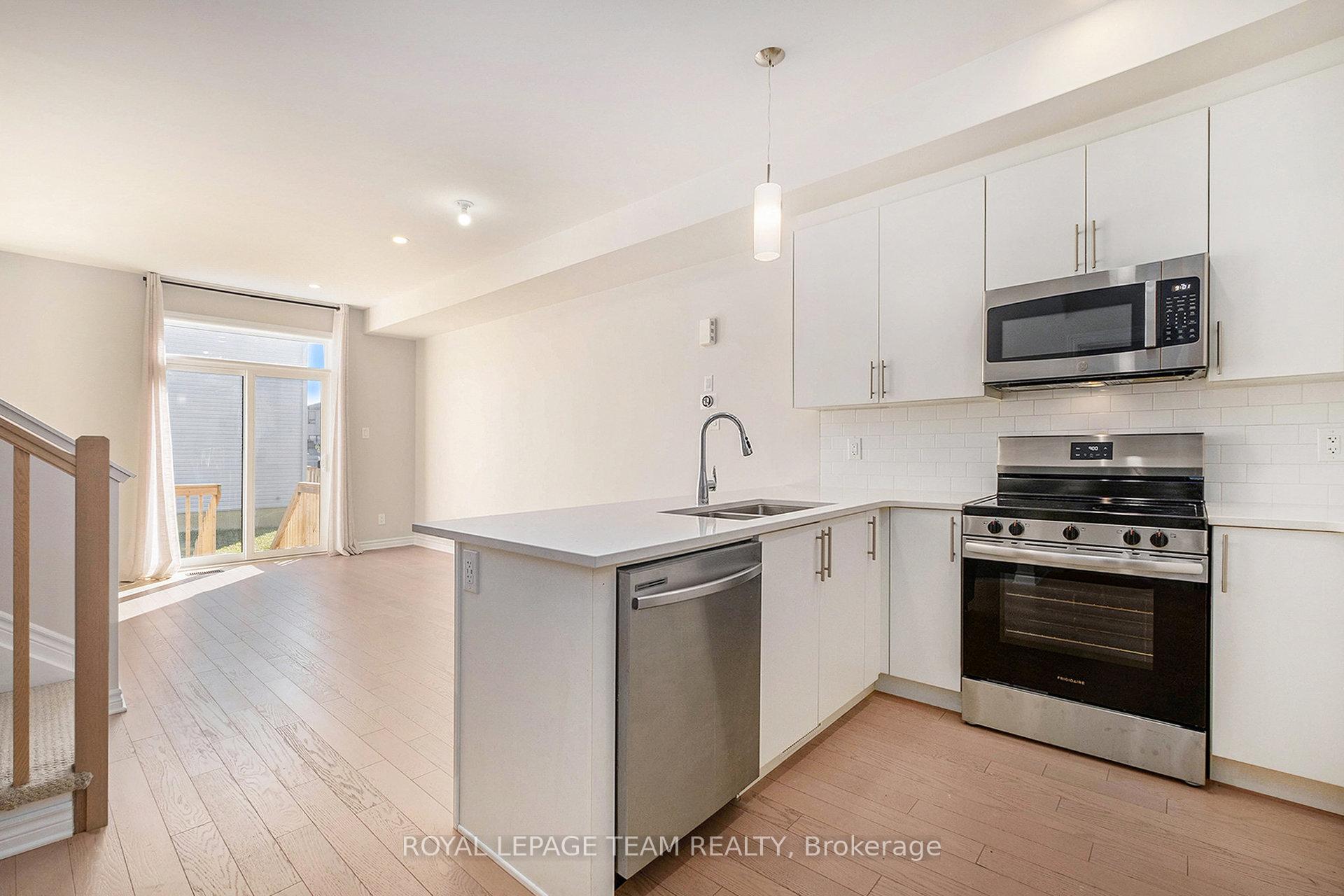 Photo 4 of 130 Wabikon Crescent, Ottawa, Blossom Park/Kemp Park/Findlay Creek — HOMEH