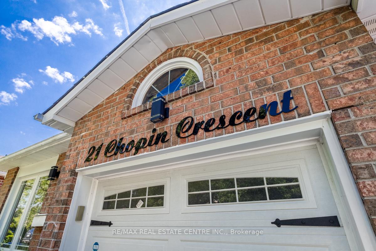 Photo 2 of 21 Chopin Crescent, Brampton, Brampton South — HOMEH