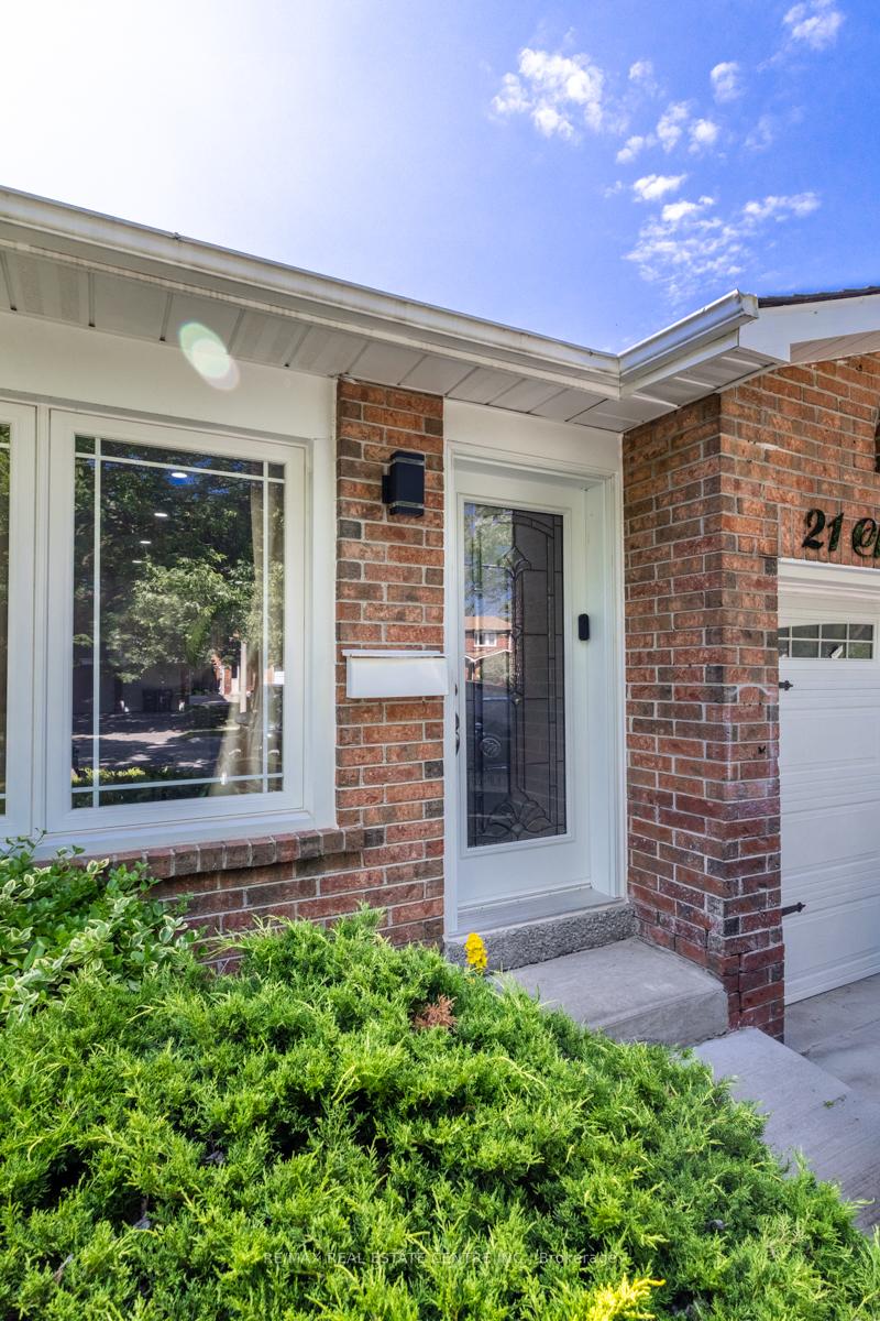 Photo 5 of 21 Chopin Crescent, Brampton, Brampton South — HOMEH