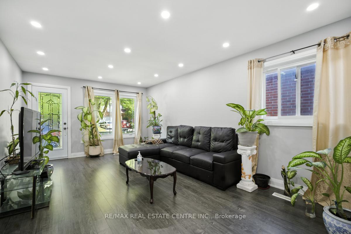 Photo 3 of 21 Chopin Crescent, Brampton, Brampton South — HOMEH