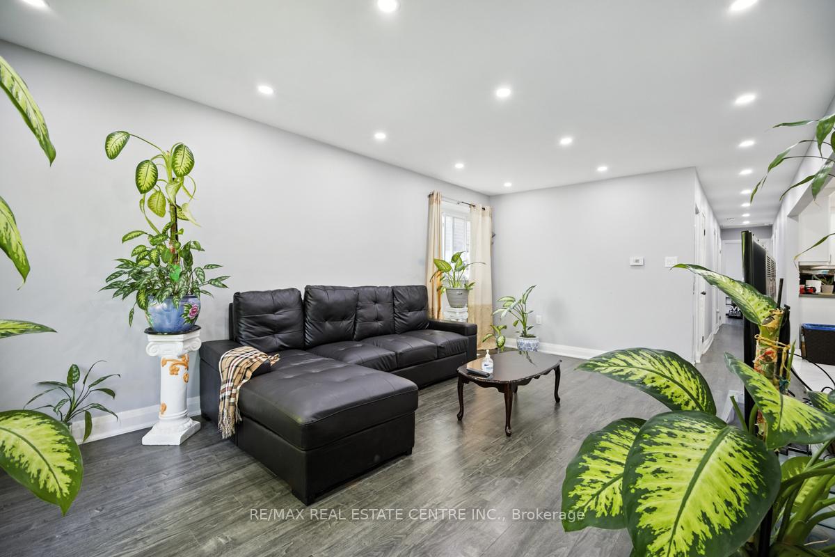 Photo 12 of 21 Chopin Crescent, Brampton, Brampton South — HOMEH