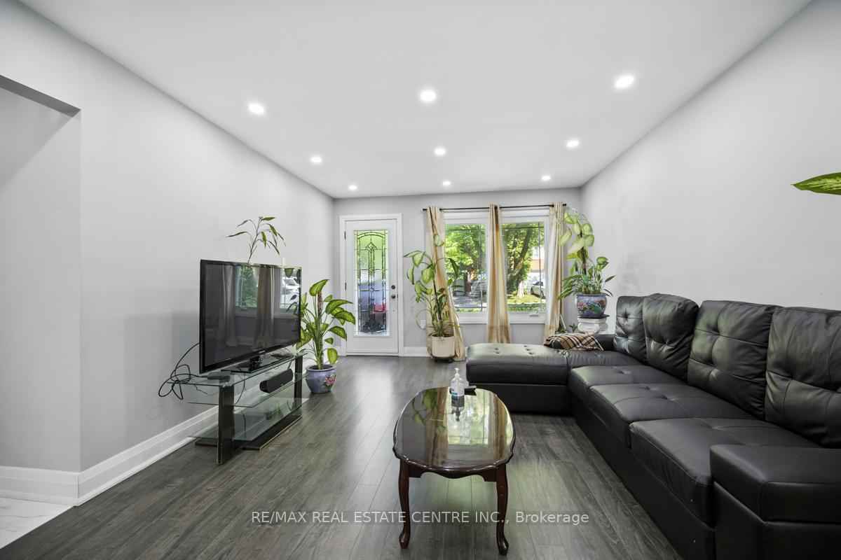 Photo 6 of 21 Chopin Crescent, Brampton, Brampton South — HOMEH