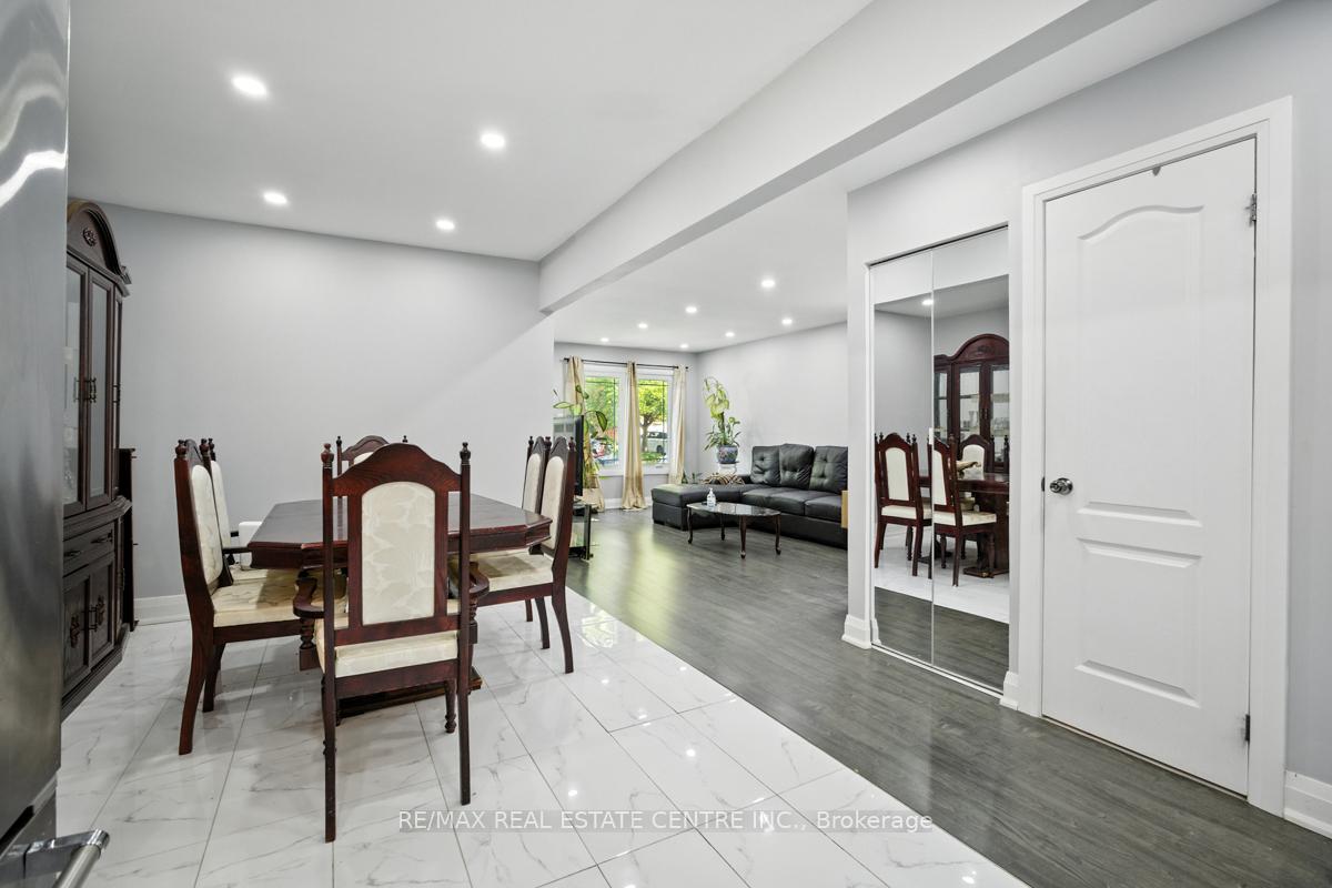 Photo 4 of 21 Chopin Crescent, Brampton, Brampton South — HOMEH