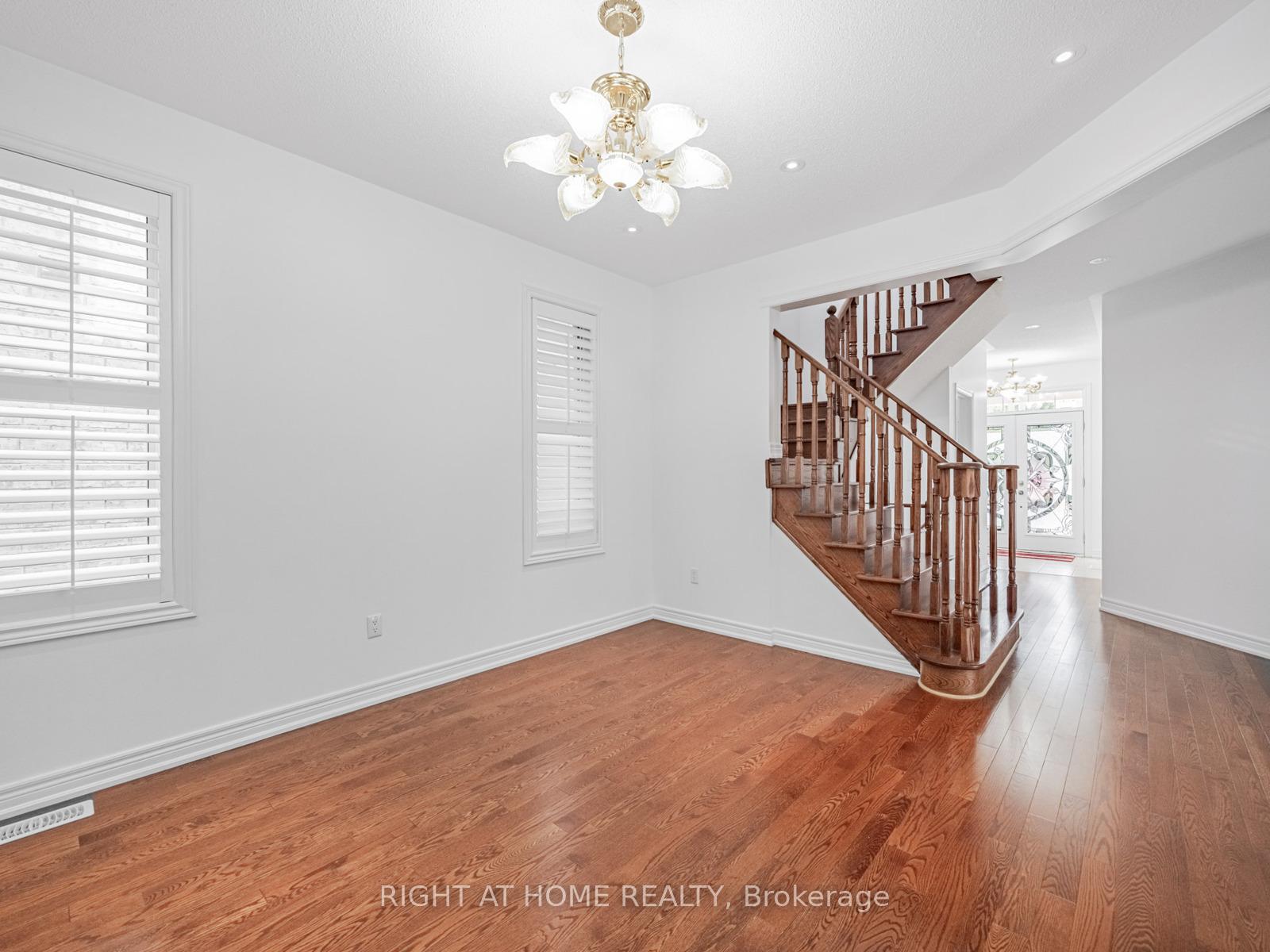 Photo 5 of 9 Lisson Crescent, Brampton, Credit Valley — HOMEH