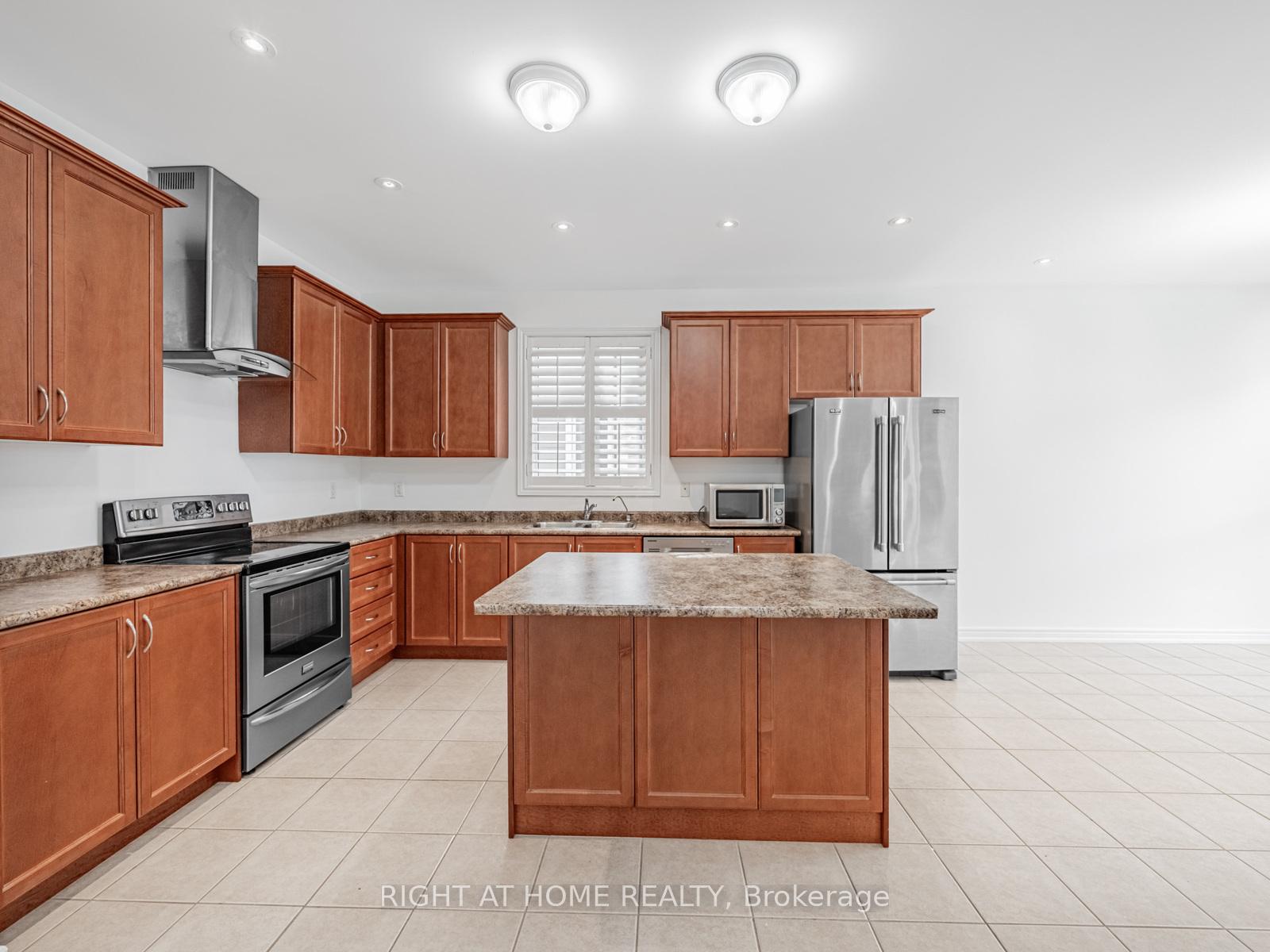 Photo 6 of 9 Lisson Crescent, Brampton, Credit Valley — HOMEH
