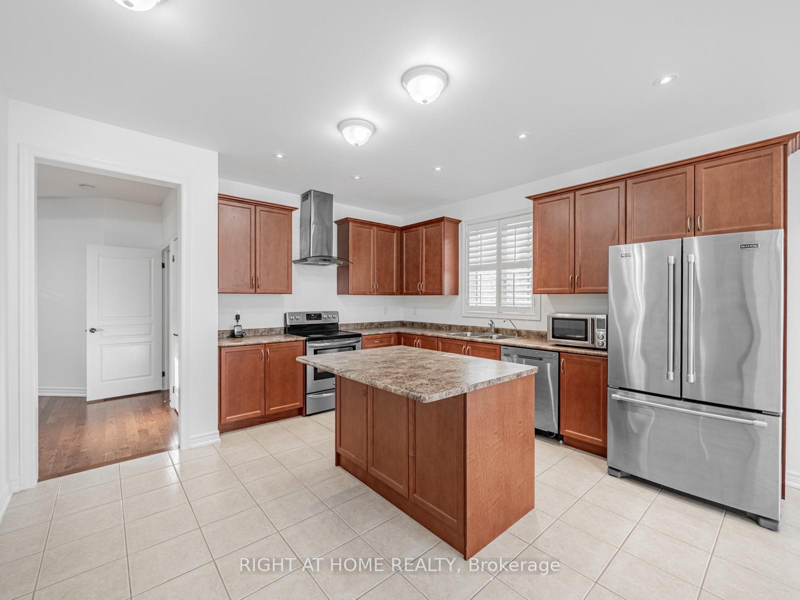 Photo 7 of 9 Lisson Crescent, Brampton, Credit Valley — HOMEH