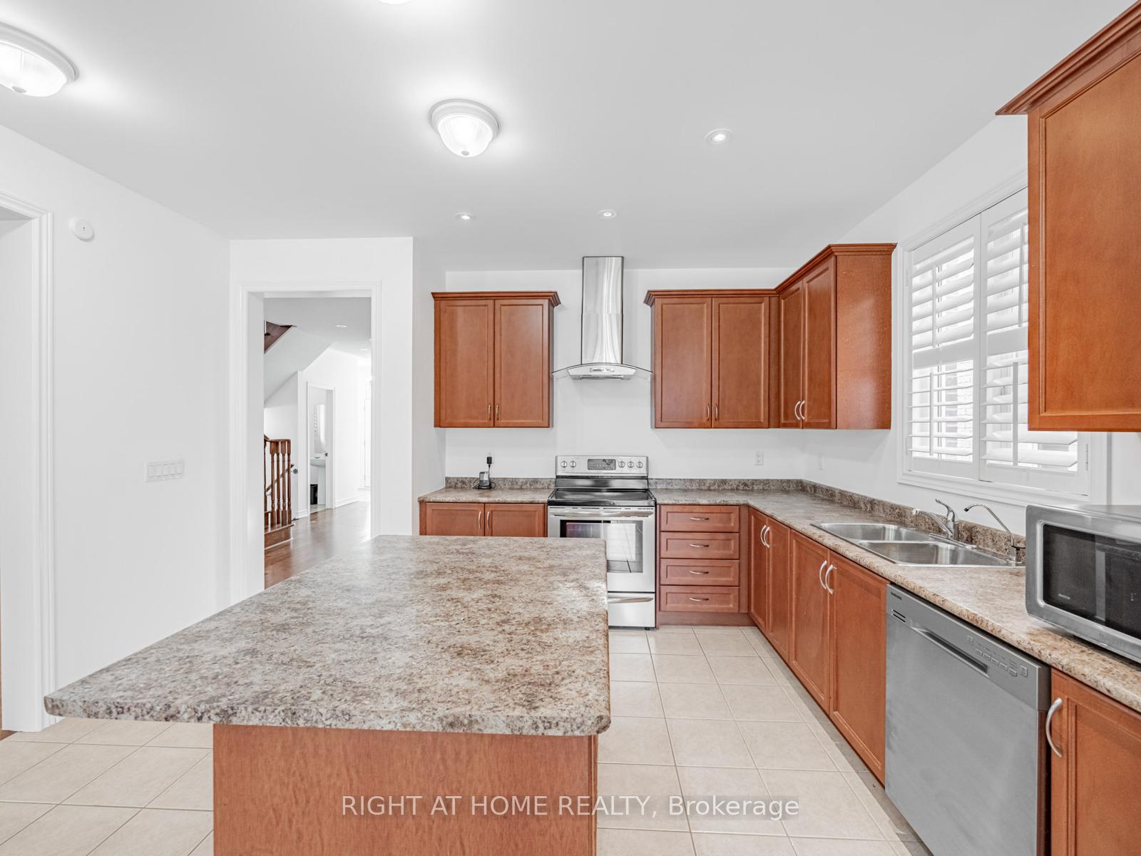 Photo 8 of 9 Lisson Crescent, Brampton, Credit Valley — HOMEH