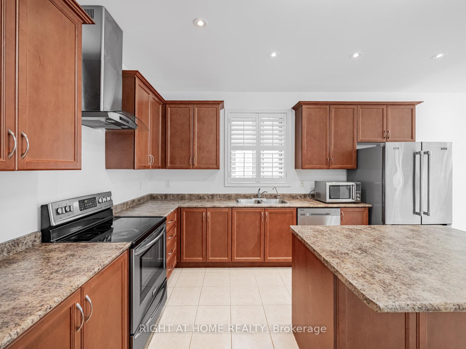 Photo 9 of 9 Lisson Crescent, Brampton, Credit Valley — HOMEH