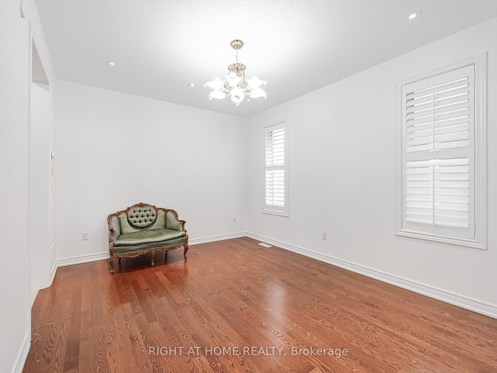Photo 14 of 9 Lisson Crescent, Brampton, Credit Valley — HOMEH