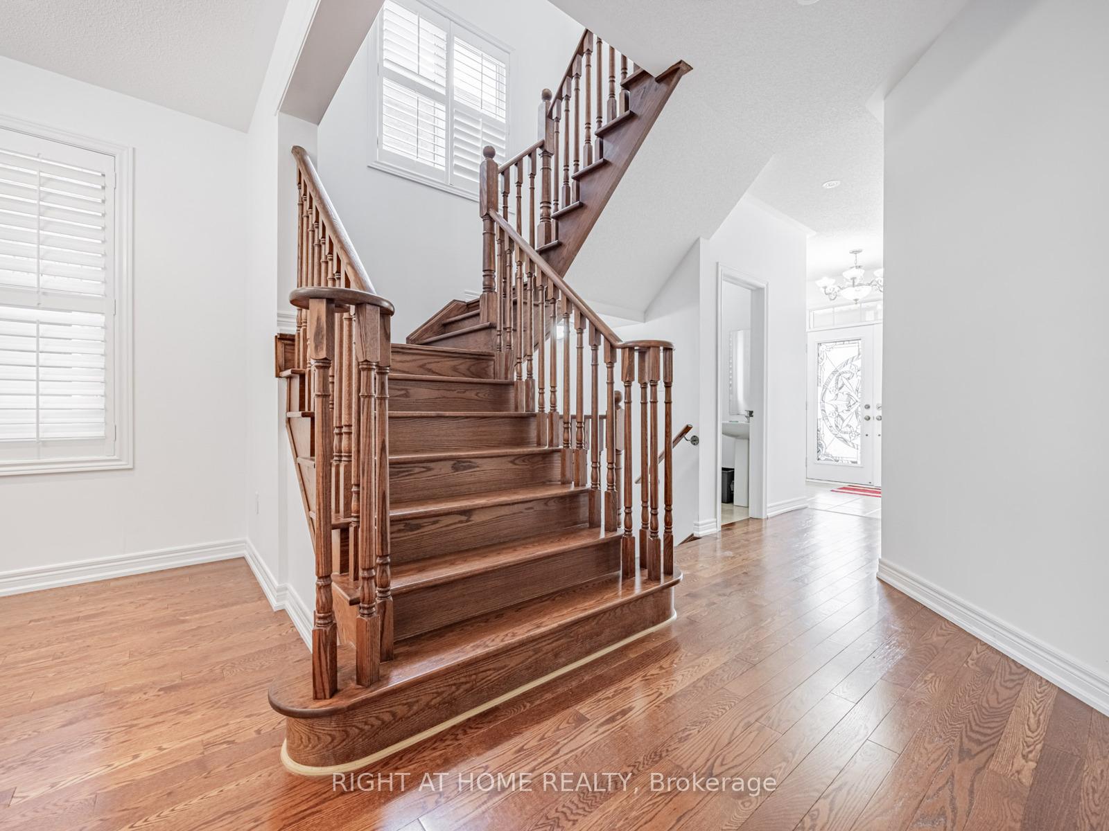Photo 16 of 9 Lisson Crescent, Brampton, Credit Valley — HOMEH