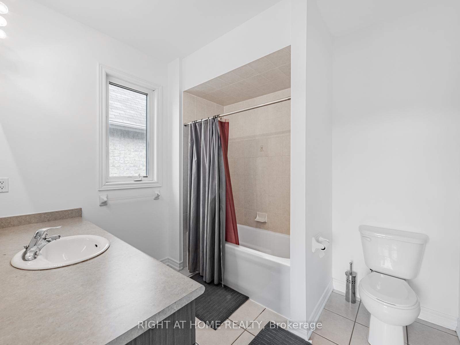 Photo 23 of 9 Lisson Crescent, Brampton, Credit Valley — HOMEH