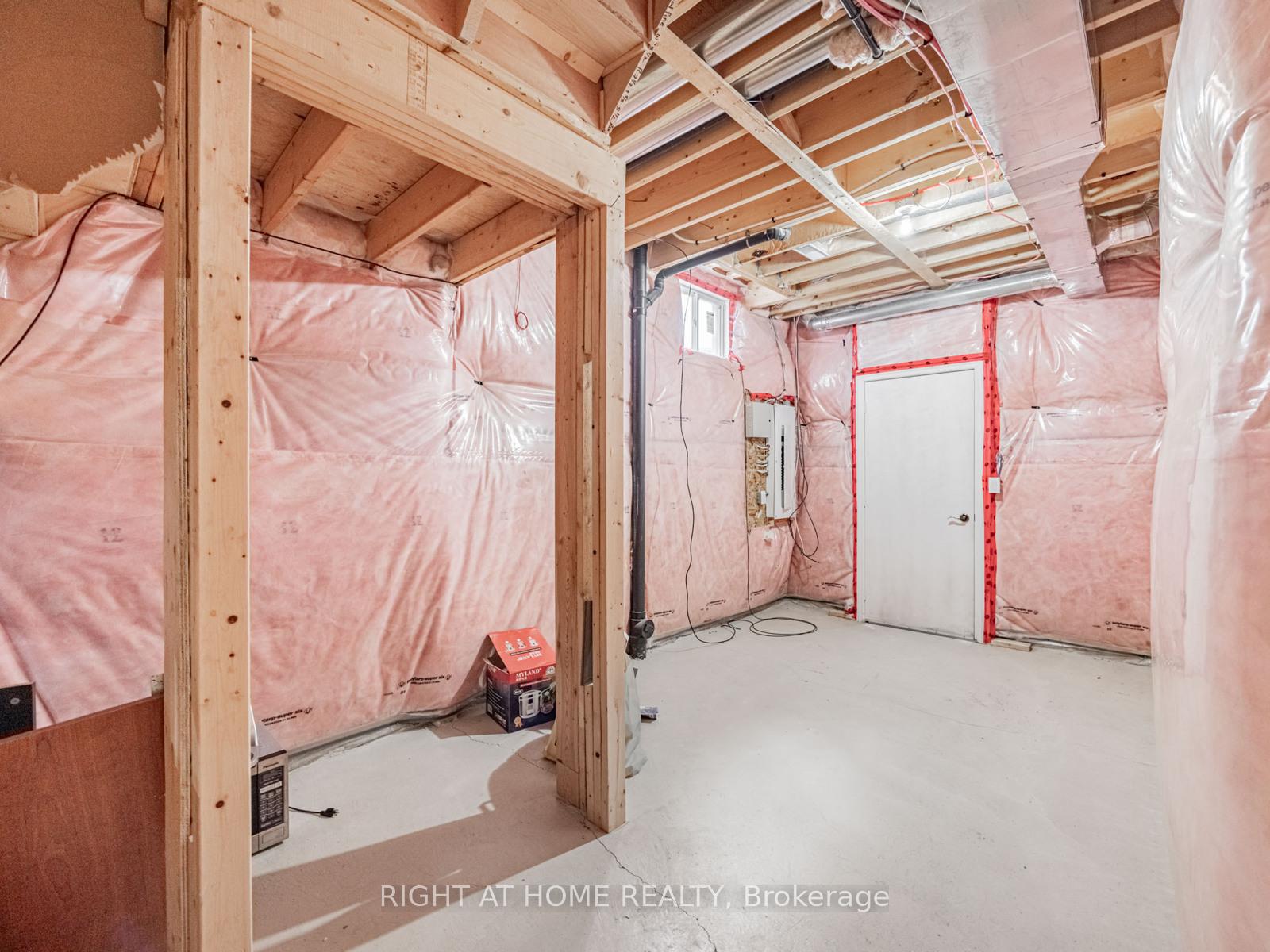 Photo 31 of 9 Lisson Crescent, Brampton, Credit Valley — HOMEH