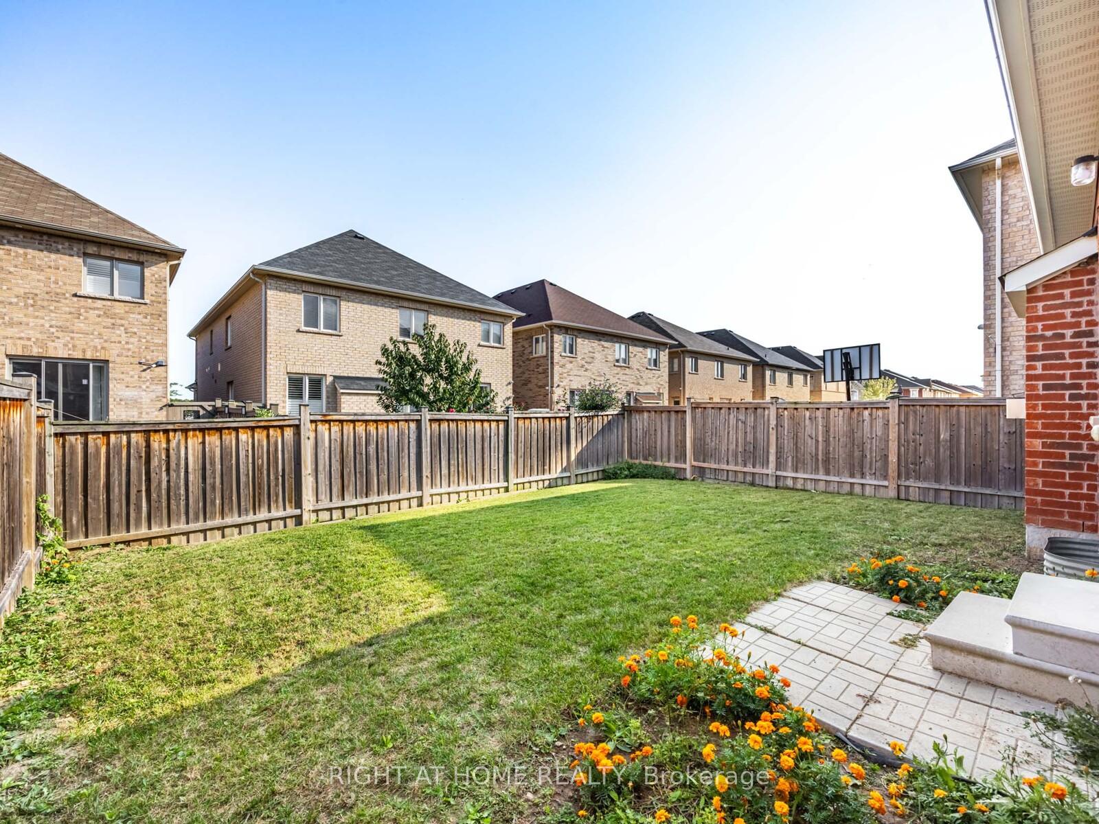 Photo 35 of 9 Lisson Crescent, Brampton, Credit Valley — HOMEH
